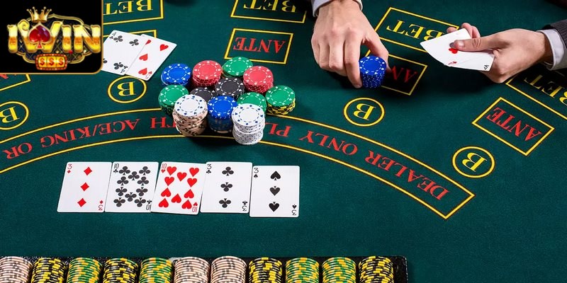 Cách chơi Poker đơn giản, dễ hiểu nhất dành cho tân thủ 3 Khởi đầu mỗi ván Poker, người chơi sẽ phải đặt một khoản tiền cược